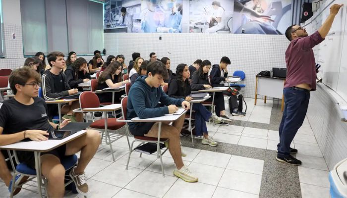  Candidatos se preparam para prova de redação do Enem no domingo 